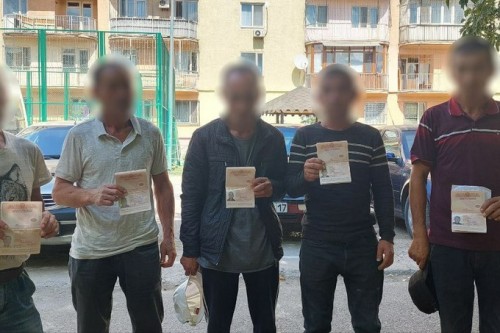 Граждан Узбекистана лишили паспортов и удерживали в Шымкенте