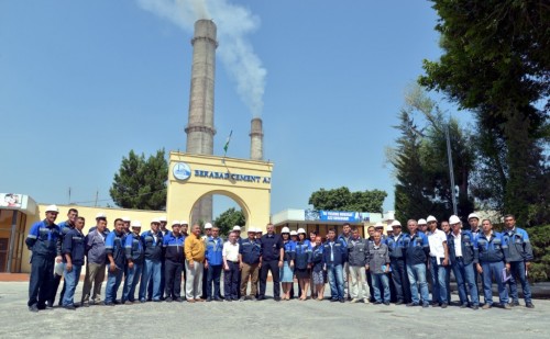 В Узбекистане протестуют рабочие Бекабадского цементного завода.