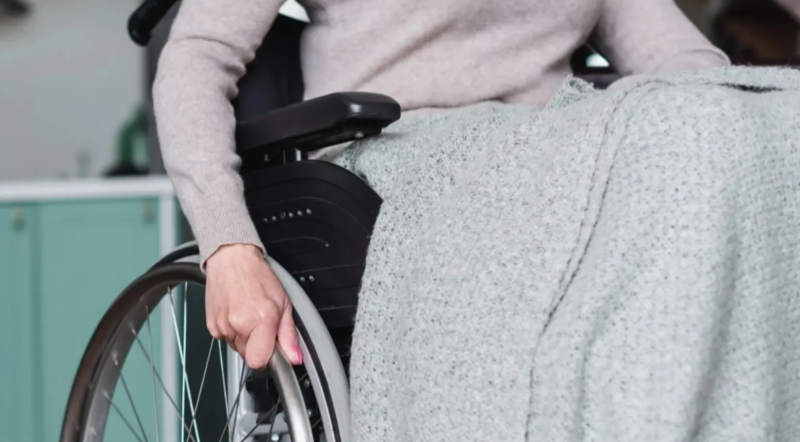 Казахстан: Работница завода стала инвалидом: с предприятия, выплатившего ей 850 тысяч тенге, взыскали моральный вред