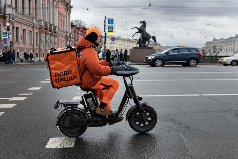 В Петербурге мигрантам работающих по патенту, запретили работать курьерами.